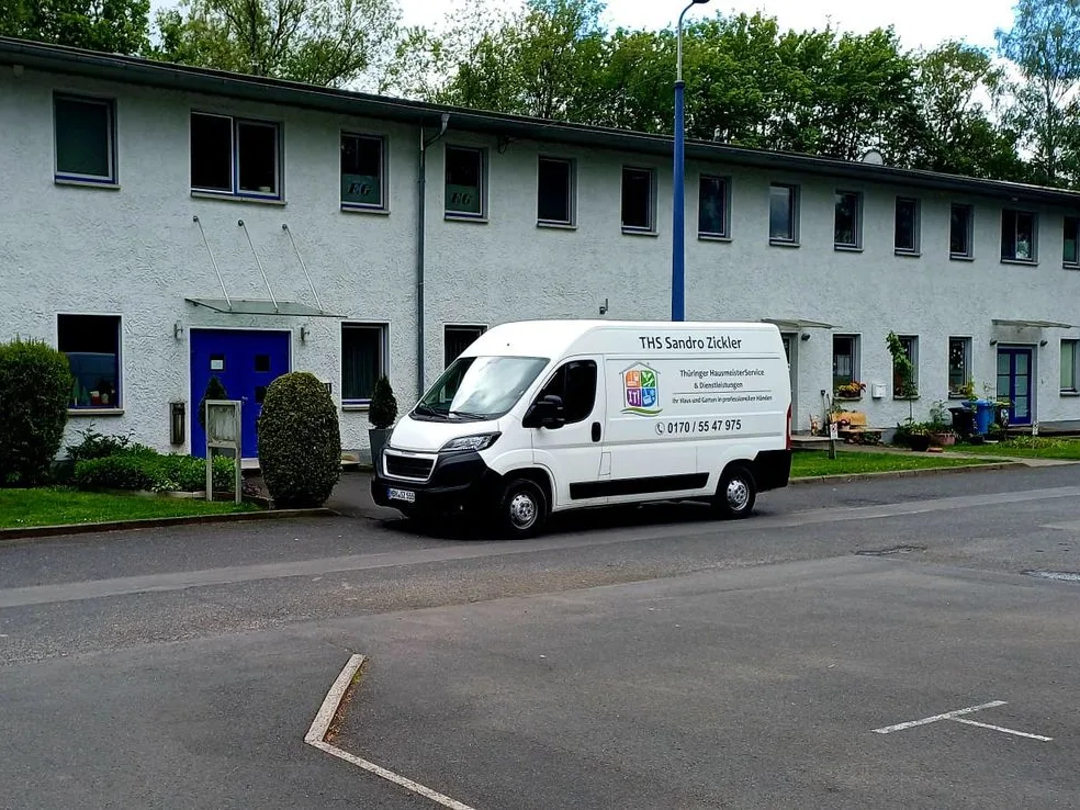 Firmentransporter des Thüringer Hausmeisterservice vor einem dauerhaft betreuten Objekt