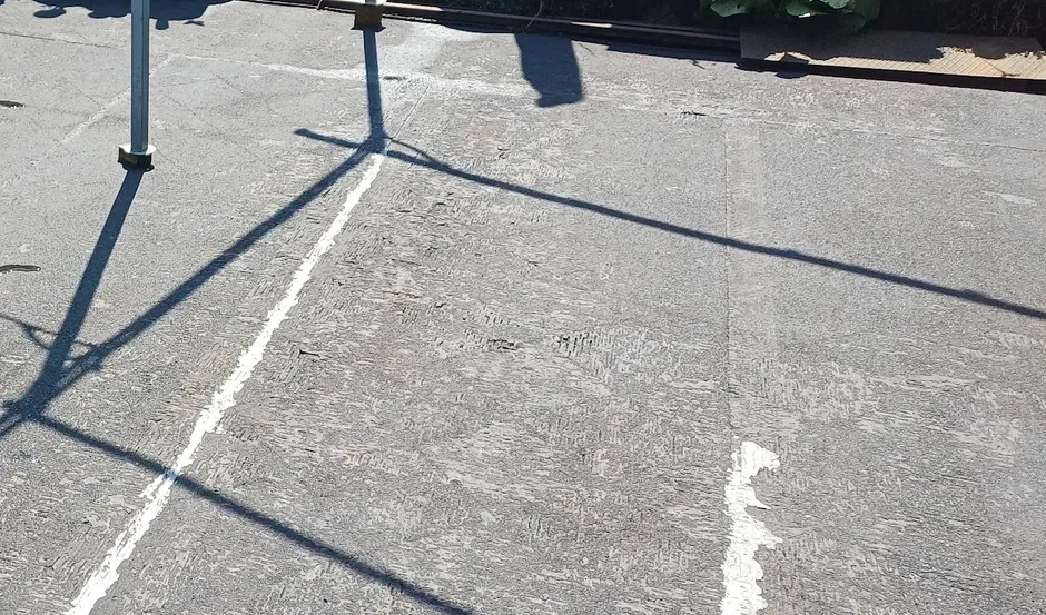 Dieselbe Terrasse nach der Reinigung, Steinplatten wieder frei und sauber