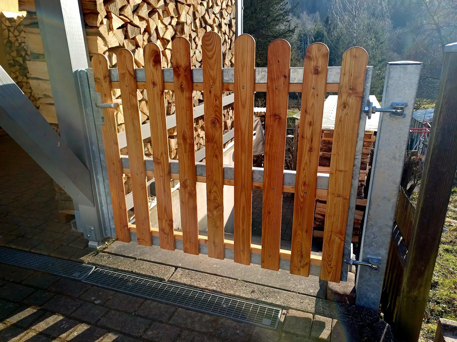 Selbst gebautes Holztor mit Metallrahmen