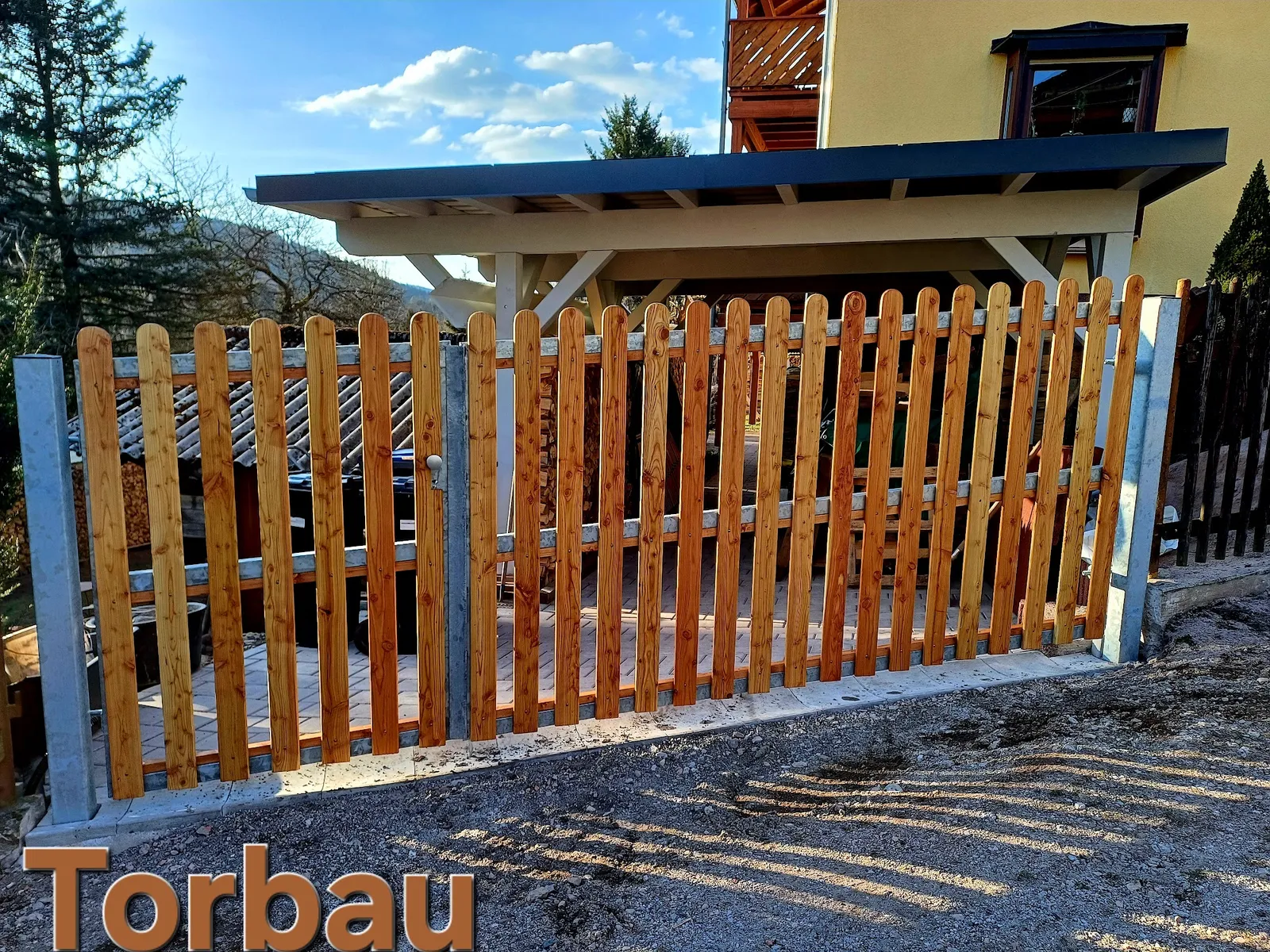 Selbst gebautes Holztor als zweiflügeliges Einfahrtstor