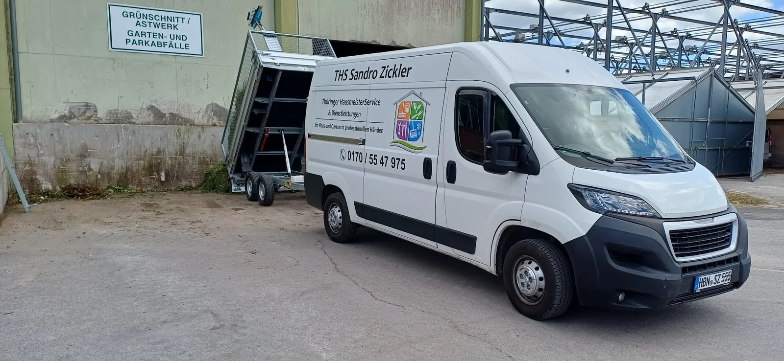 Firmentransporter mit Kippanhänger an der Annahmestelle für Grünschnitt, Astwerk und Gartenabfälle